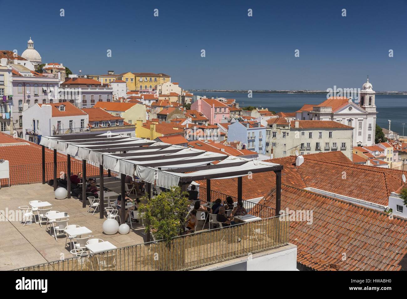 Il Portogallo, Lisbona, quartiere di Alfama, vista sulla chiesa di Santo Estevao e Tago poiché Santa Luzia's Miradouro Foto Stock
