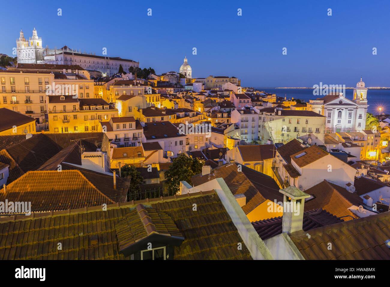Il Portogallo, Lisbona, quartiere di Alfama, vista sul monastero Sao Vicente, la chiesa di Santo Estevao e della cupola del Pantheon nazionale del Portogallo Foto Stock