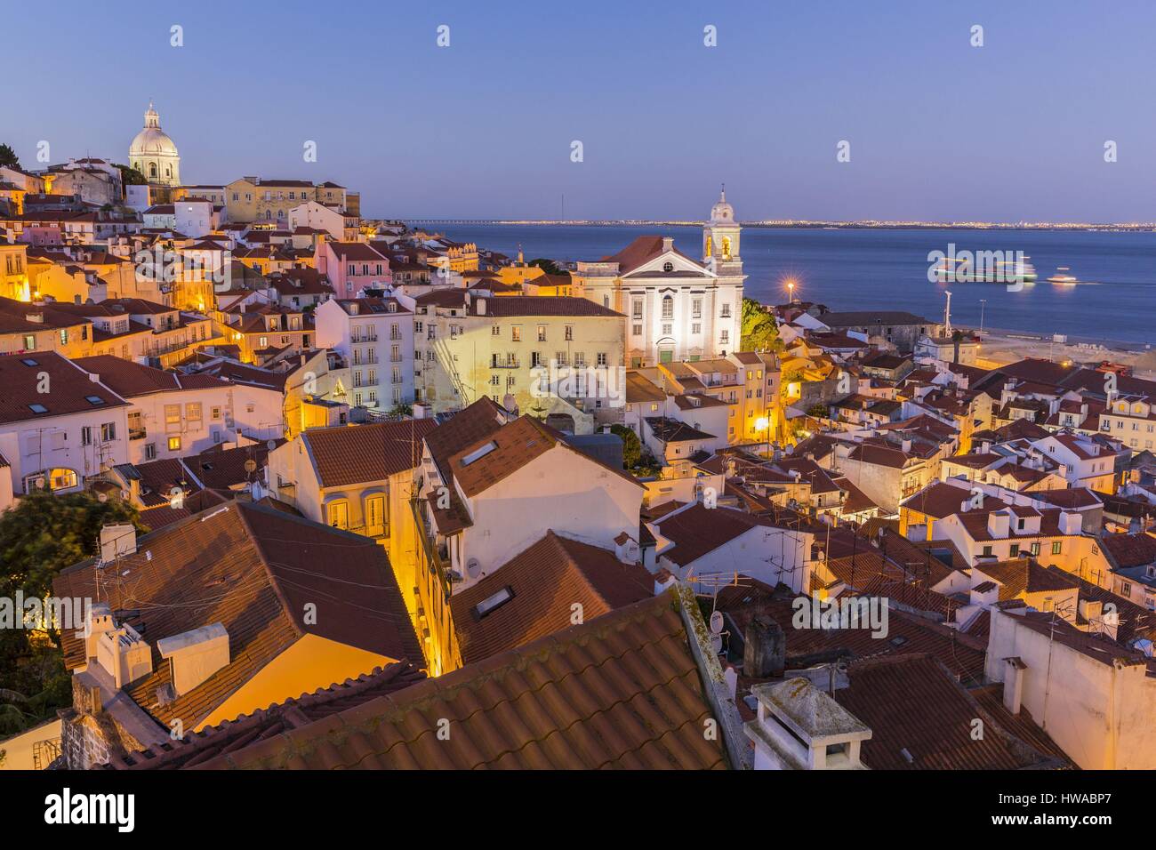Il Portogallo, Lisbona, quartiere di Alfama, vista sulla chiesa di Santo Estevao e della cupola del Pantheon nazionale del Portogallo ex chiesa di Santa Eng Foto Stock