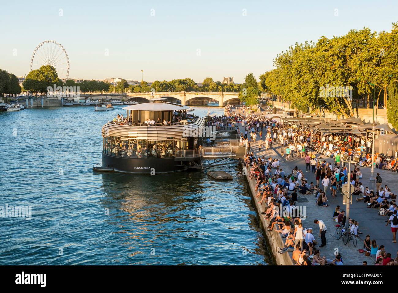 Francia, Parigi, zona elencata come patrimonio mondiale dall UNESCO, il nuovo Berges al Quai d'Orsay con bar barge il flusso e la grande ruota Foto Stock