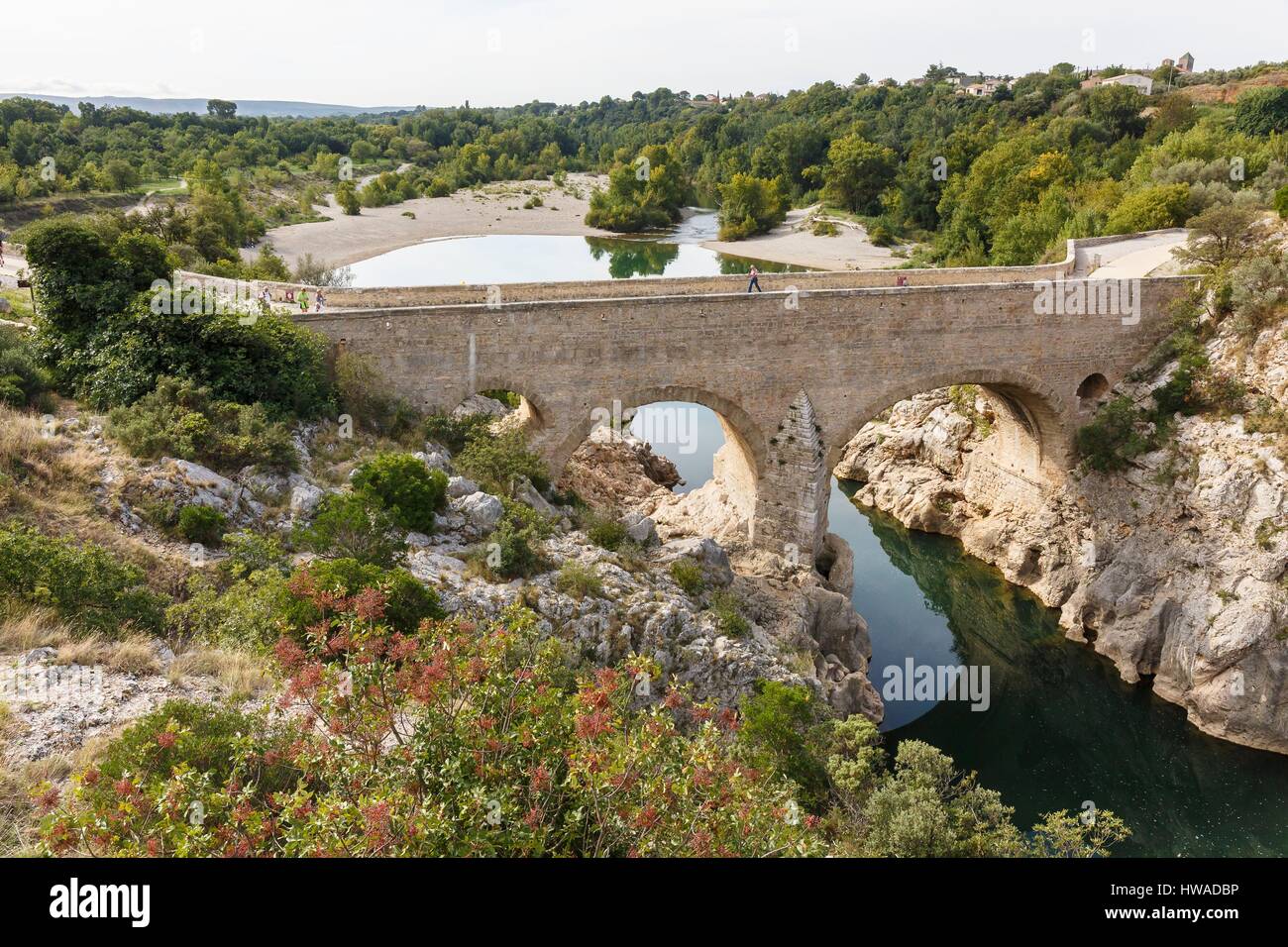 Francia, Herault, Saint Jean de Fos, il Pont du Diable oltre il fiume Herault sul Cammino di Santiago de Compostela, elencati come patrimonio mondiale dall'UNE Foto Stock