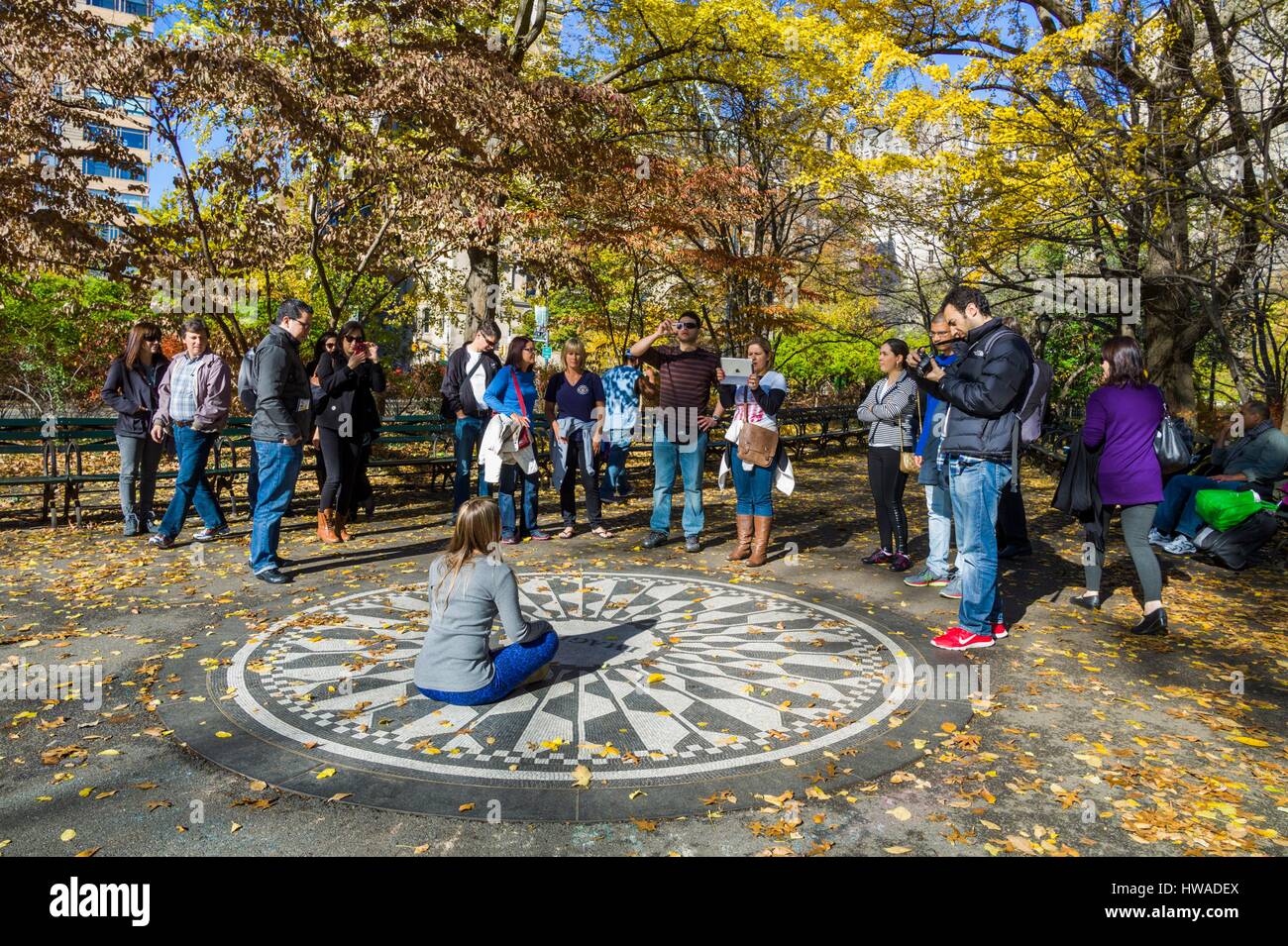 Stati Uniti, New York New York City Central Park, John Lennon Memorial, immaginare, Strawberry Fields, con turisti Foto Stock