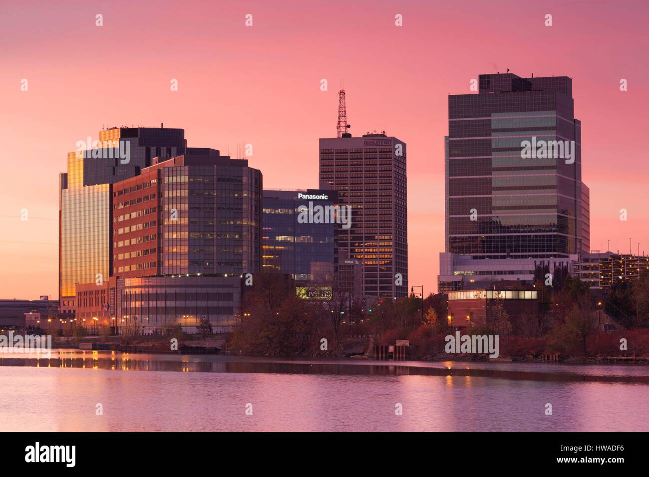 Stati Uniti, New Jersey Newark, skyline della città dal fiume Passaic, alba Foto Stock
