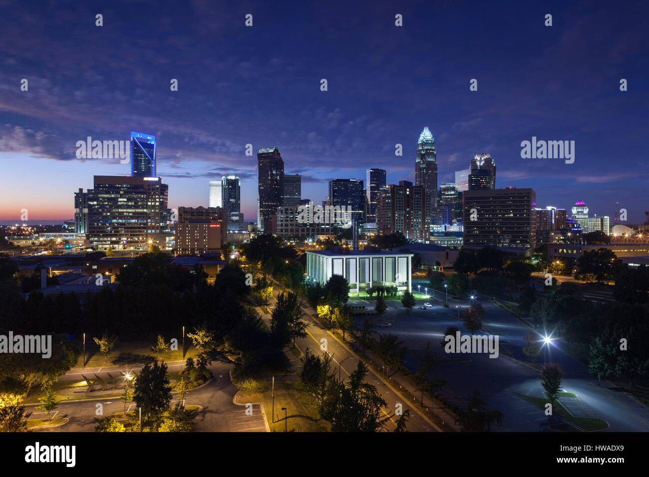 Stati Uniti, Nord Carolina, Charlotte, vista in elevazione dello skyline della città da sud-est, crepuscolo Foto Stock