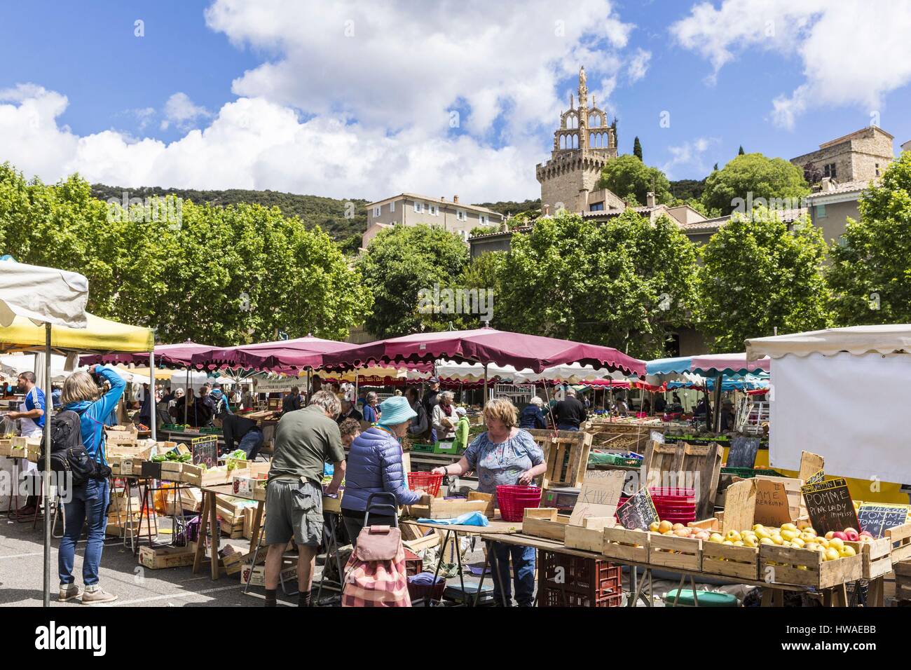 Francia, Drome, Nyons, Drome Provencale, giorno di mercato, vista del tour Randonne o cappella di Notre-dame de Bon Secours Foto Stock