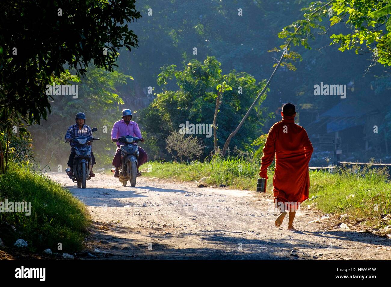 La Birmania, Myanmar Mandalay, Shwe in Bin Monastero, monaco raccolta per la carità Foto Stock