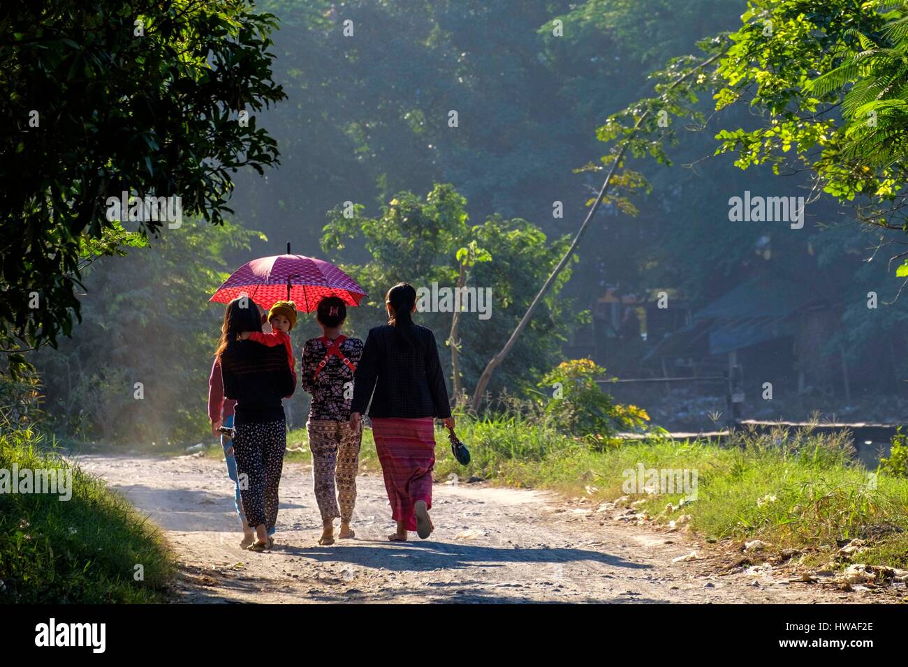 La Birmania, Myanmar Mandalay, Shwe in Bin Monastero, villaggio, donne Foto Stock