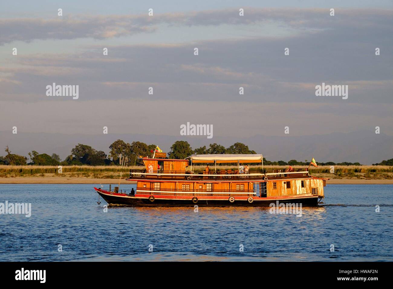 La Birmania, Myanmar Mandalay, rive del fiume Irrawady, barca di crociera Foto Stock