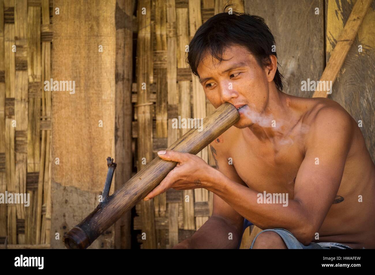 Il Vietnam, Tu le città, fumatori agricoltore tradizionale tubo di bambù Foto Stock