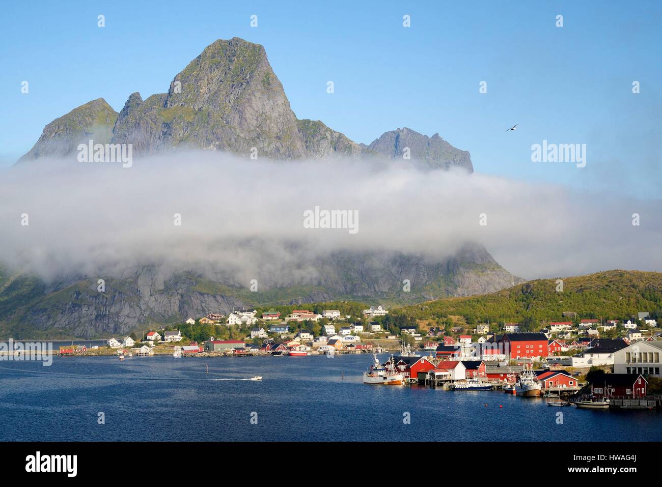 Norvegia, Nordland, isole Lofoten, isola Moskenesoy, il villaggio di pescatori di Reine Foto Stock