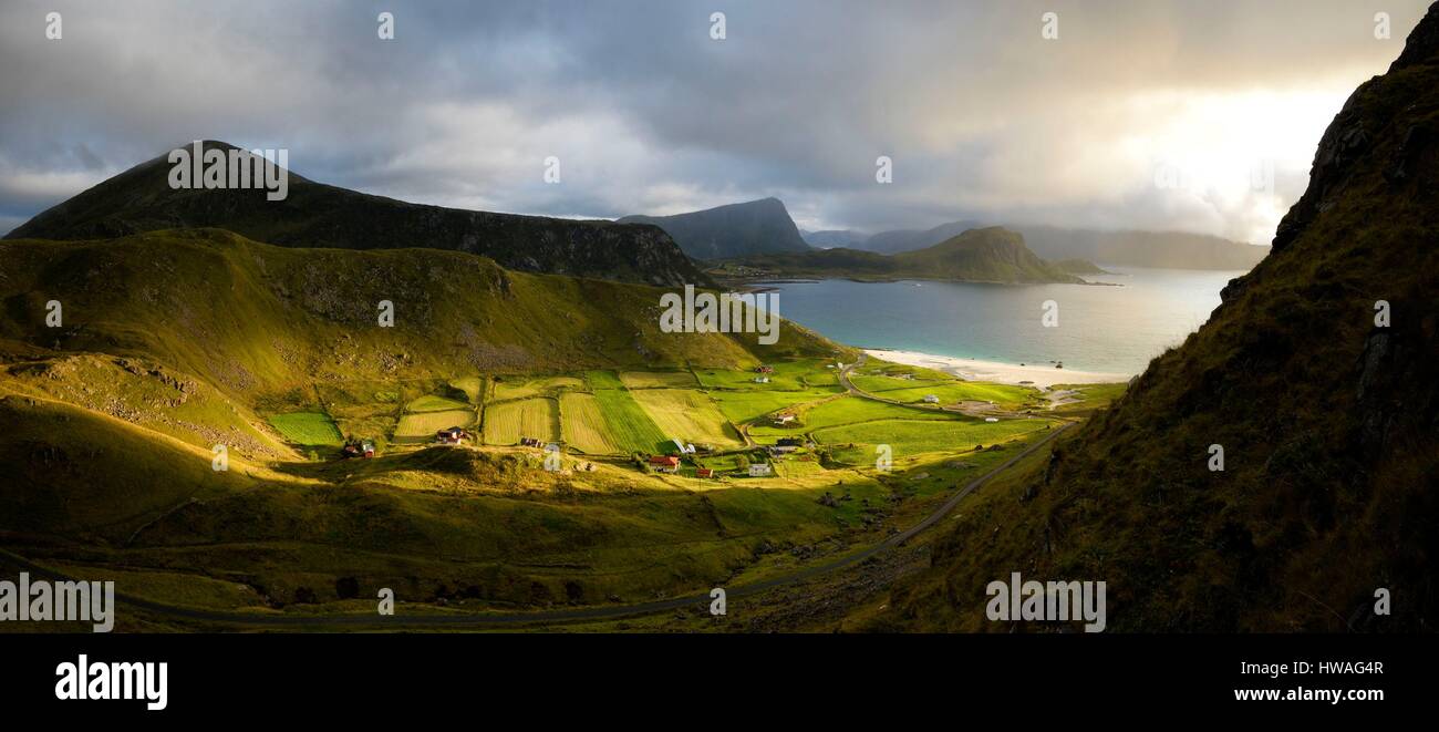 Norvegia, Nordland, isole Lofoten, isola Vestvagoy, farm e Spiaggia di Haukland Foto Stock