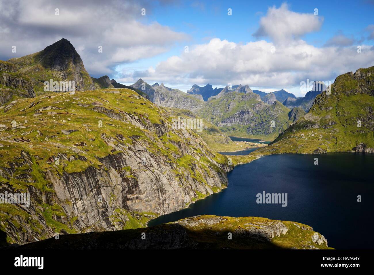Norvegia, Nordland, isole Lofoten, isola Moskenesoy, escursionismo al vertice di Hermannsdalstinden (la montagna più alta dell'isola a 1029m), Vertice Foto Stock