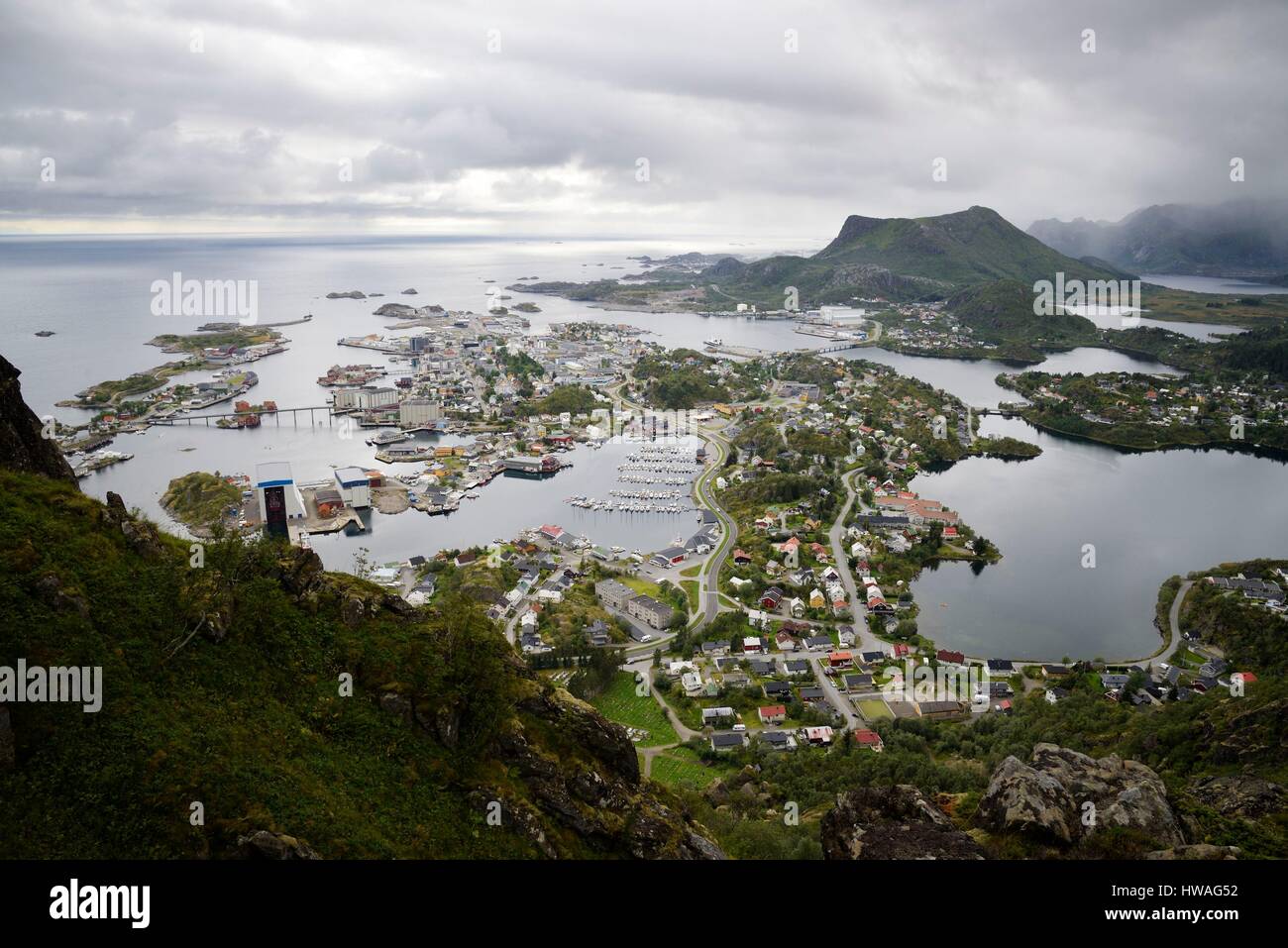 Norvegia, Nordland, isole Lofoten, Austvagoy isola, città portuale di Svolvaer visto dal picco Floya Foto Stock