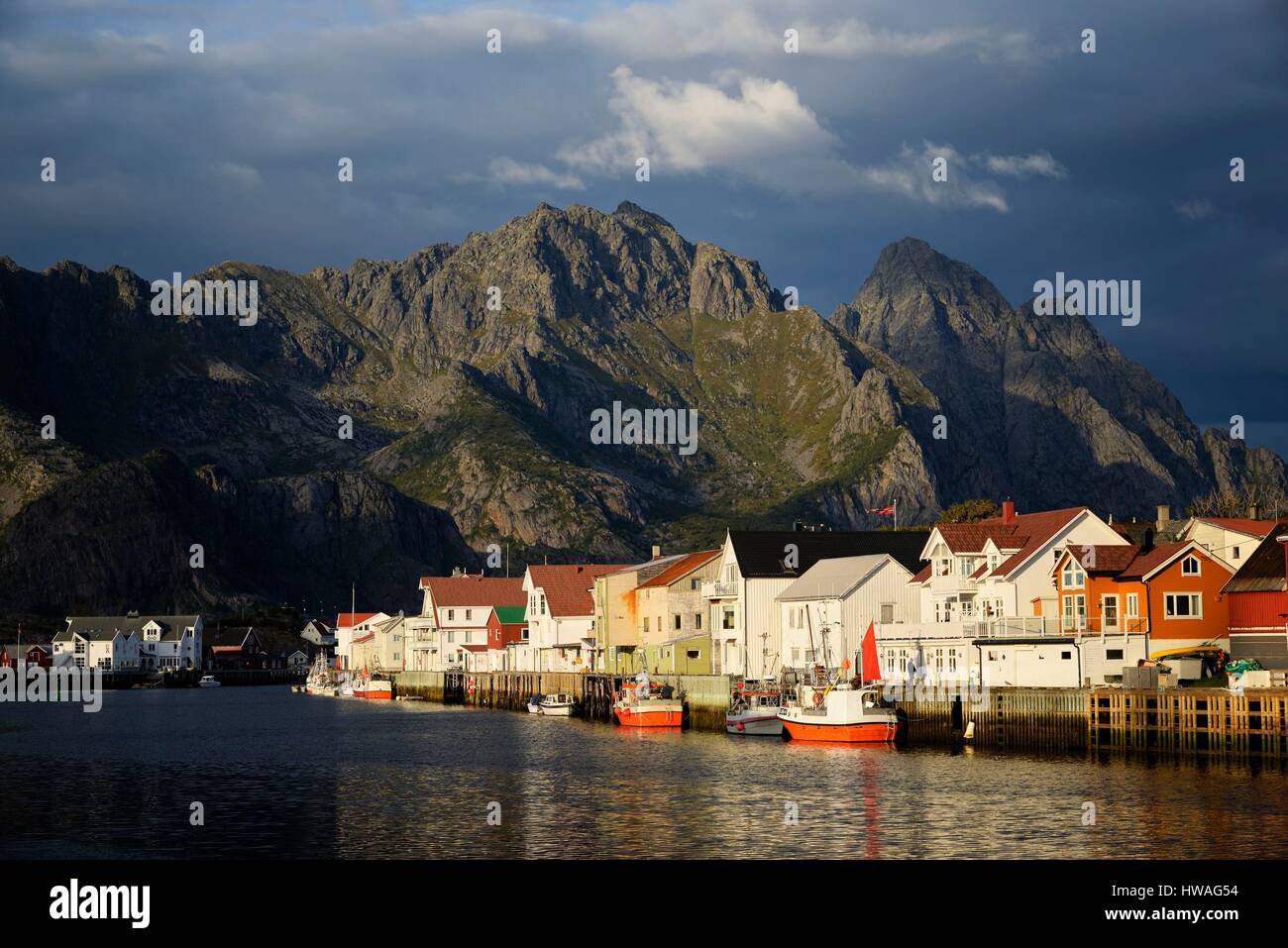 Norvegia, Nordland, isole Lofoten, Austvagoy isola, del porto di pesca di Henningsvaer Foto Stock