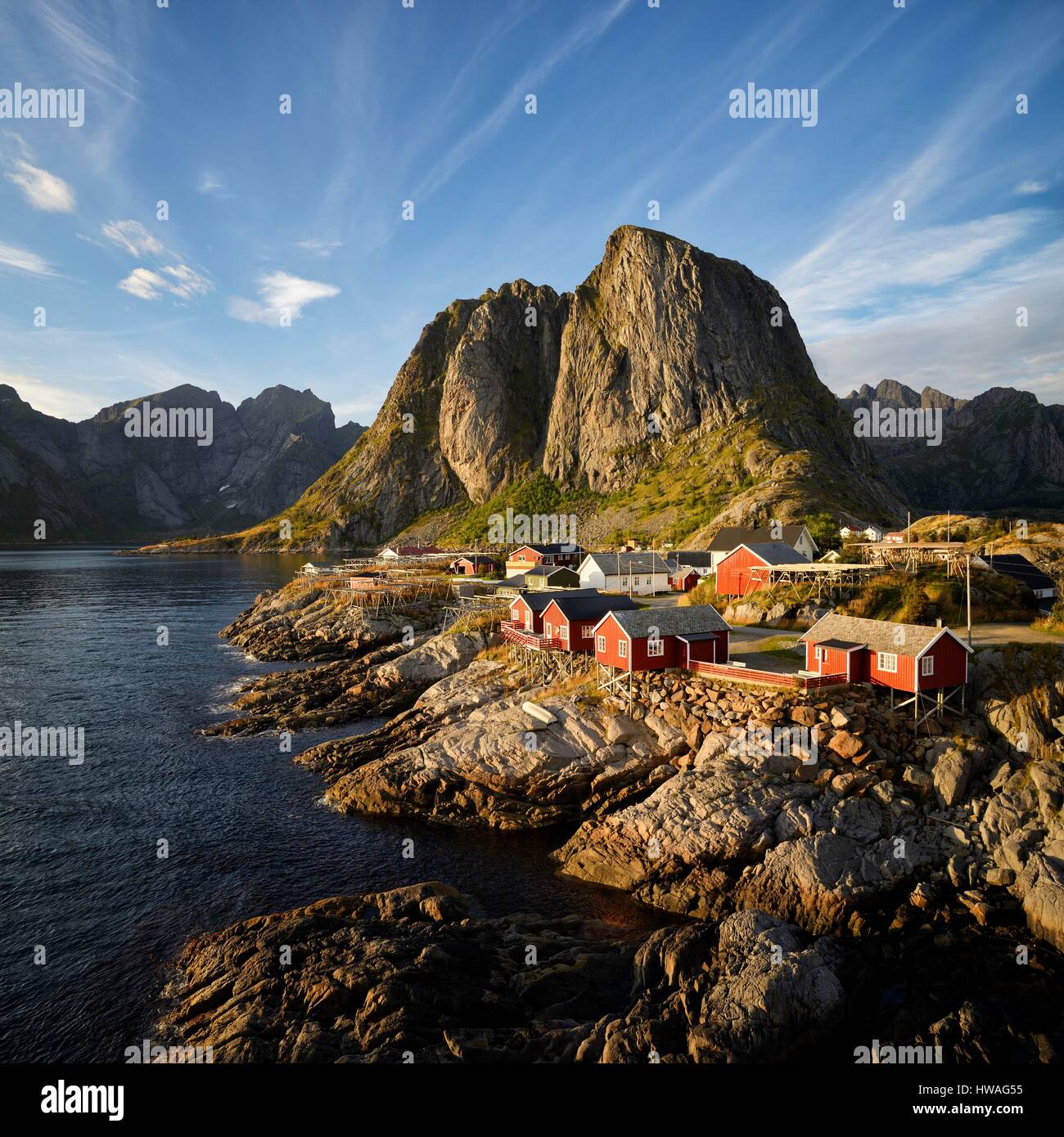 Norvegia, Nordland, isole Lofoten, isola Moskenesoy, il villaggio di pescatori di Hamnoy, pescatori tradizionali cabine costruite su palafitte (rorbu, rorbuer) a Foto Stock