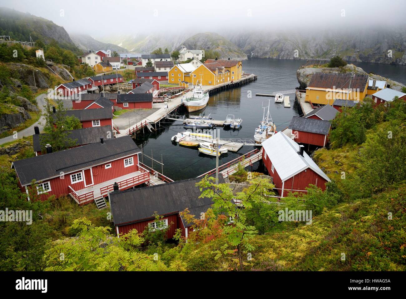Norvegia, Nordland, isole Lofoten Flakstadoy island, il villaggio di pescatori di Nusfjord, piccolo porto di pescatori tradizionali cabine costruite su palafitte (rorbu Foto Stock