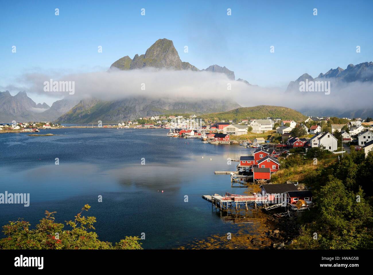 Norvegia, Nordland, isole Lofoten, isola Moskenesoy, il villaggio di pescatori di Reine, pescatori tradizionali cabine costruite su palafitte (rorbu, rorbuer) Foto Stock