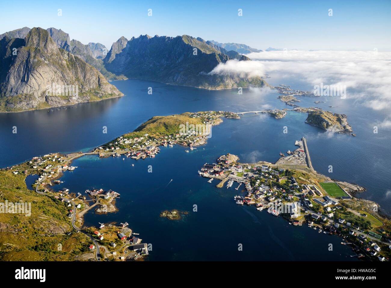 Norvegia, Nordland, isole Lofoten, isola Moskenesoy, vista dei villaggi di pescatori di Reine, Sakrisoy nei, Toppoy e Hamnoy da Reinebringen (448m) Foto Stock