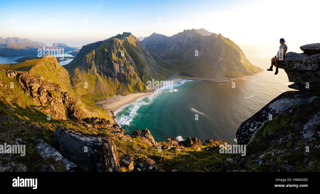 Norvegia, Nordland, isole Lofoten, isola Moskenesoy, escursionista presso la vetta del monte Ryten (543m), la spiaggia isolata di Kvalvika al di sotto di Foto Stock