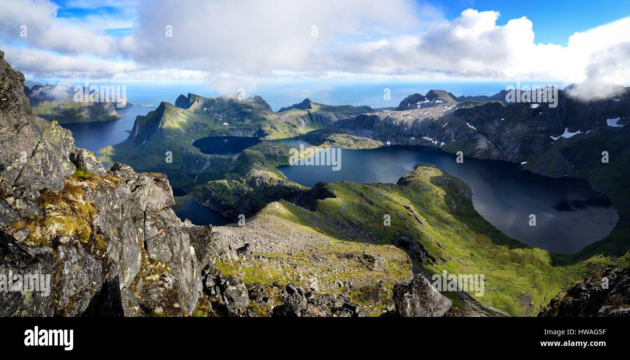 Norvegia, Nordland, isole Lofoten, isola Moskenesoy, escursionismo al vertice di Hermannsdalstinden (la montagna più alta dell'isola a 1029m.), vista f Foto Stock