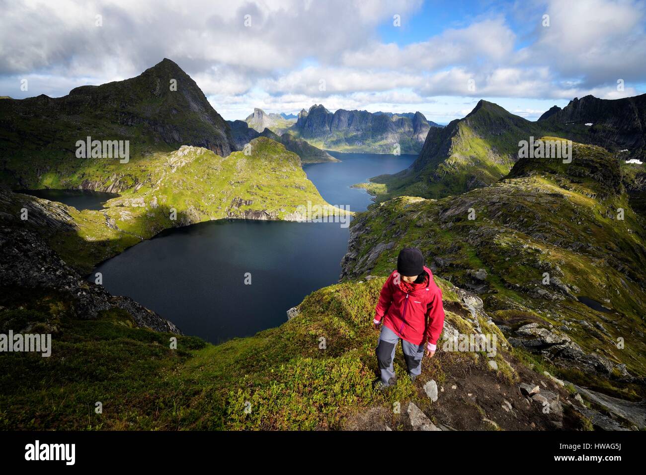 Norvegia, Nordland, isole Lofoten, isola Moskenesoy, escursionismo al vertice di Hermannsdalstinden (la montagna più alta dell'isola a 1029m), ultimo p Foto Stock