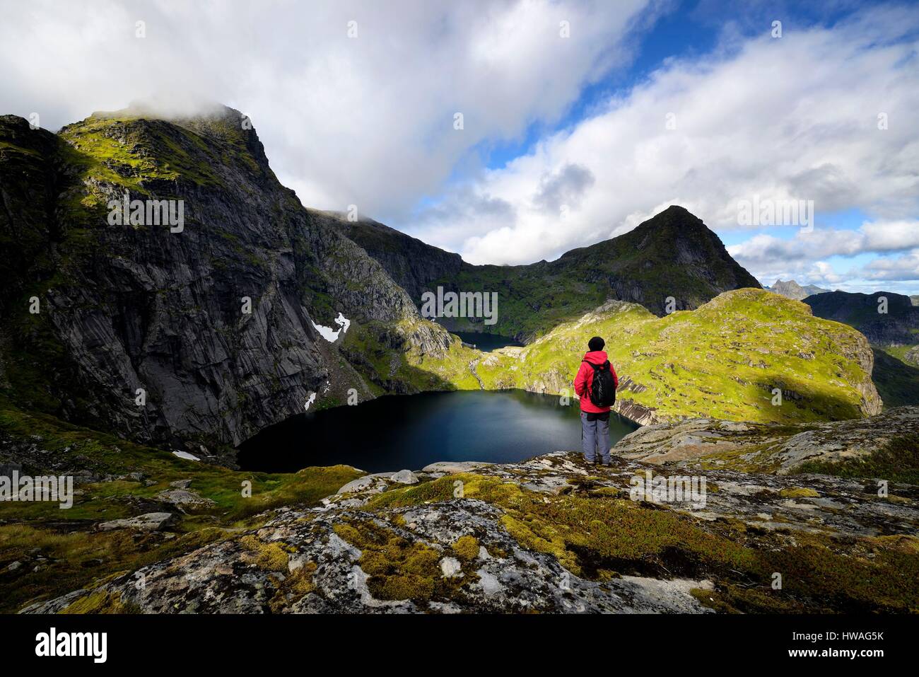 Norvegia, Nordland, isole Lofoten, isola Moskenesoy, escursionismo al vertice di Hermannsdalstinden (la montagna più alta dell'isola a 1029m), il lago di un Foto Stock
