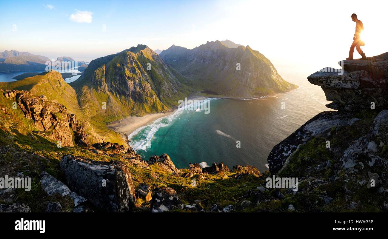 Norvegia, Nordland, isole Lofoten, isola Moskenesoy, escursionista presso la vetta del monte Ryten (543m), la spiaggia isolata di Kvalvika al di sotto di Foto Stock