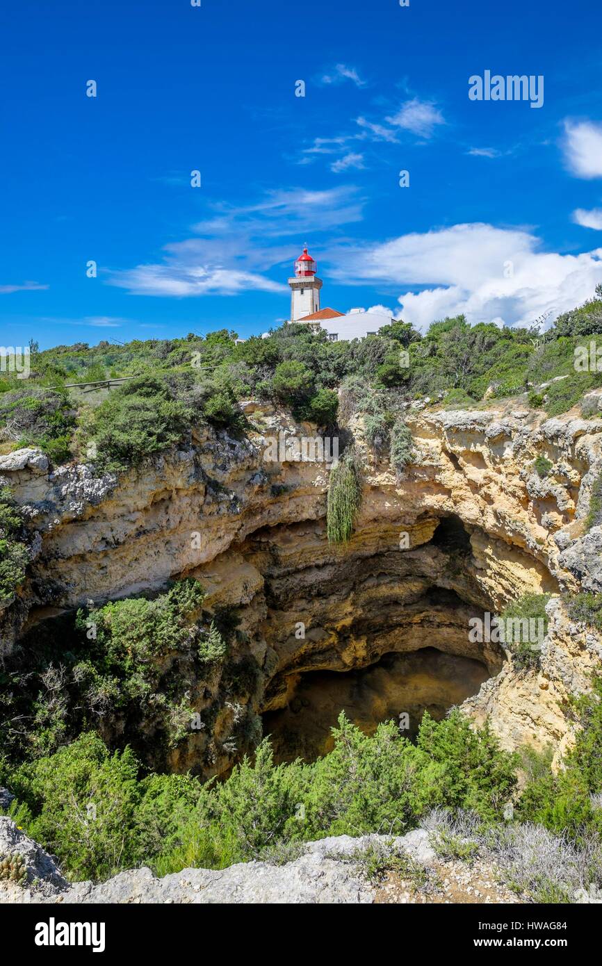 Il Portogallo, regione di Algarve, sul sentiero Percurso dos Sete Vales Suspensos, 6 km di sentiero costiero da Carvoeiro a Praia Marinha, Alfanzina lighthou Foto Stock