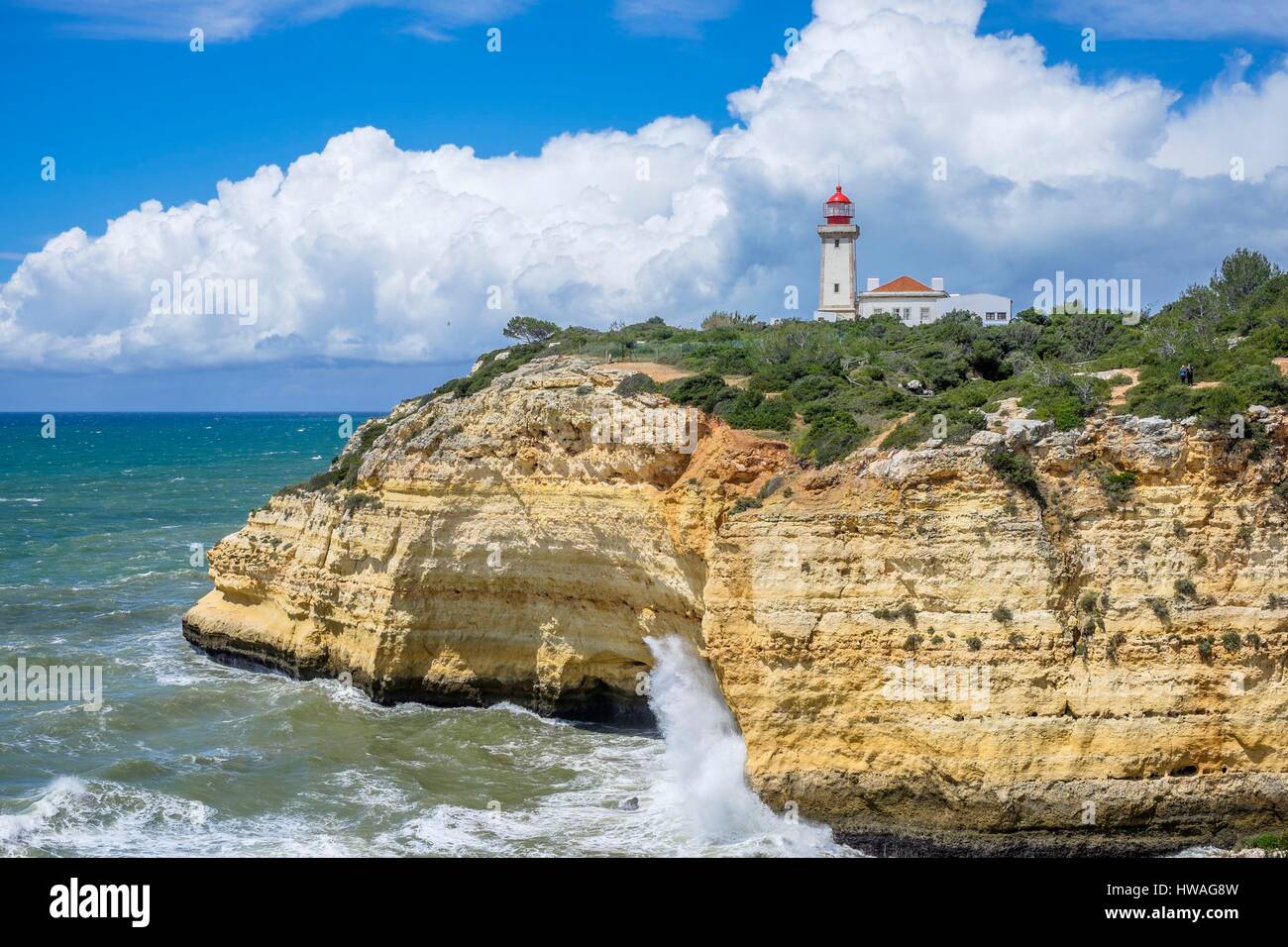 Il Portogallo, regione di Algarve, sul sentiero Percurso dos Sete Vales Suspensos, 6 km di sentiero costiero da Carvoeiro a Praia Marinha, Alfanzina lighthou Foto Stock