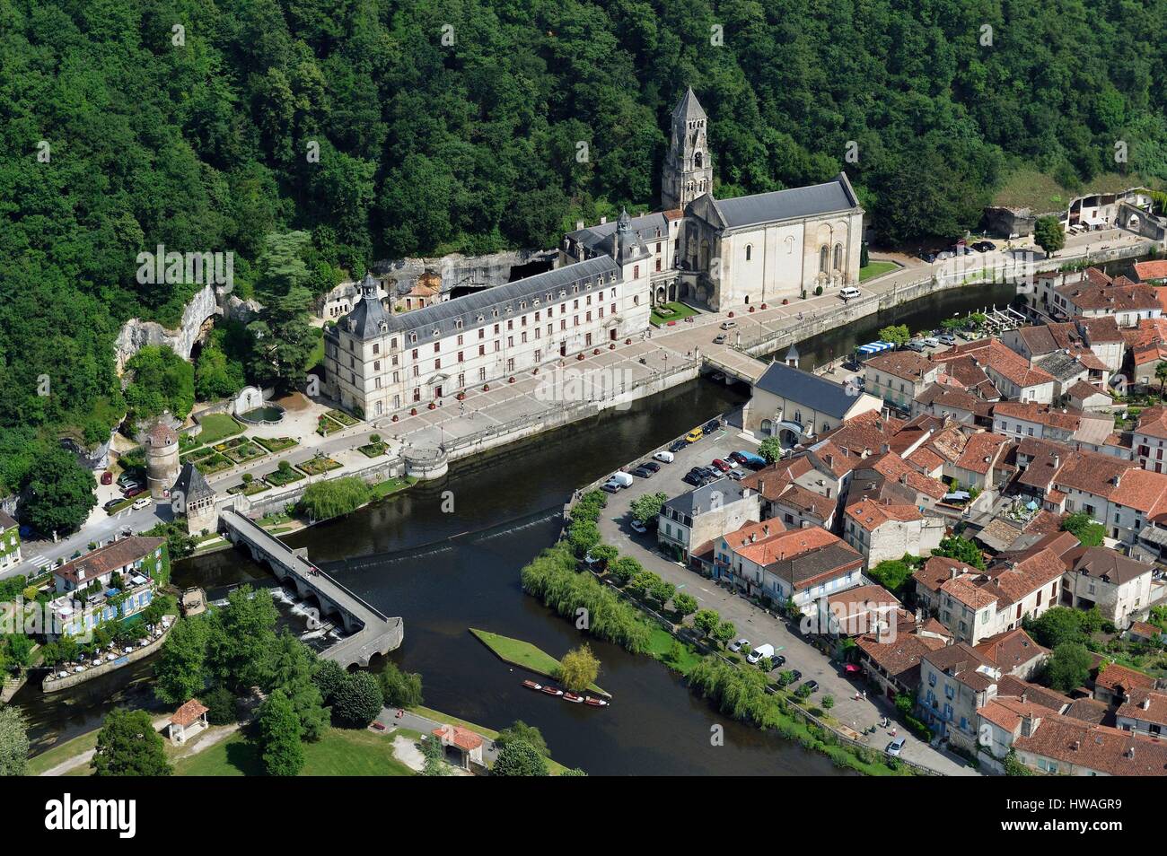 Francia, Dordogne, Brantome, Pont Coude (ponte angolato) oltre il fiume Dronne e Saint Pierre abbazia benedettina (vista aerea) Foto Stock