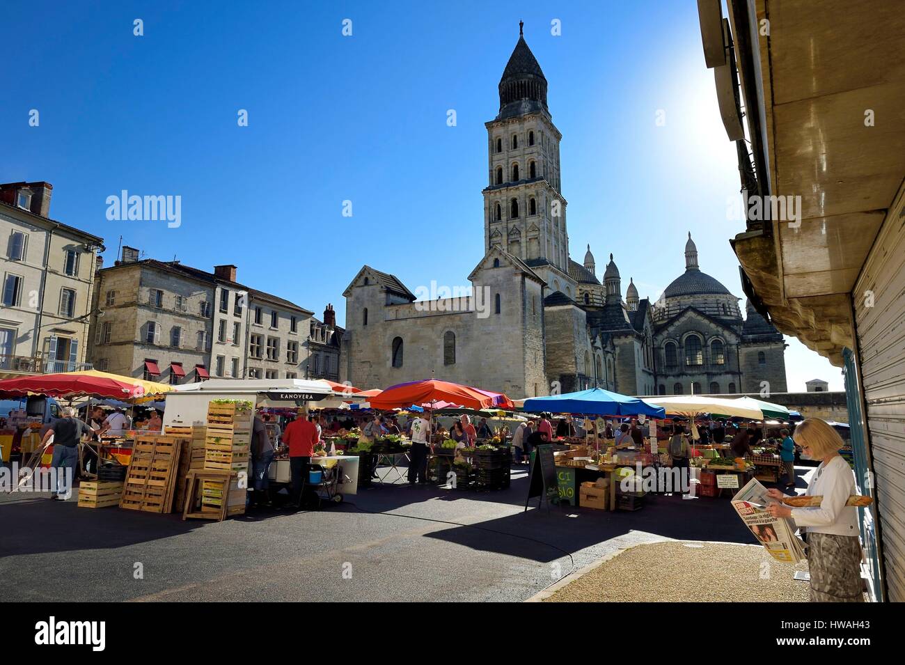 Francia - Dordogne, Bianco Perigord, Perigueux, il market place de la Clautre davanti alla Cattedrale Saint-Front, fermo sulla rotta di Santiago de Campos Foto Stock