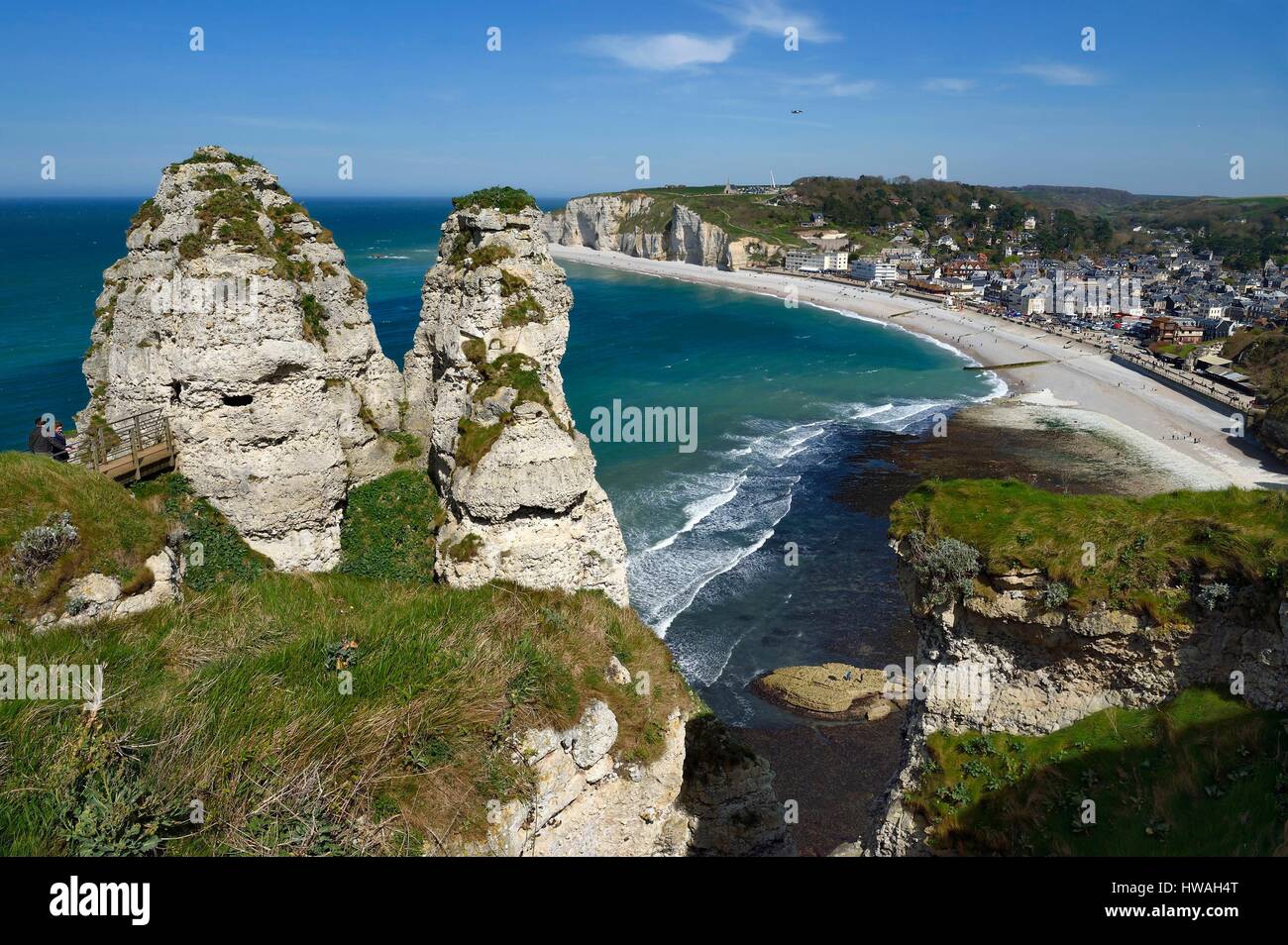 Francia, Seine-Maritime, Pays de caux, alabastro Costa (Cote d'alabastro), Etretat, spiaggia e Amont cliff (falaise d'Amont) visto dall'Aval cliff Foto Stock