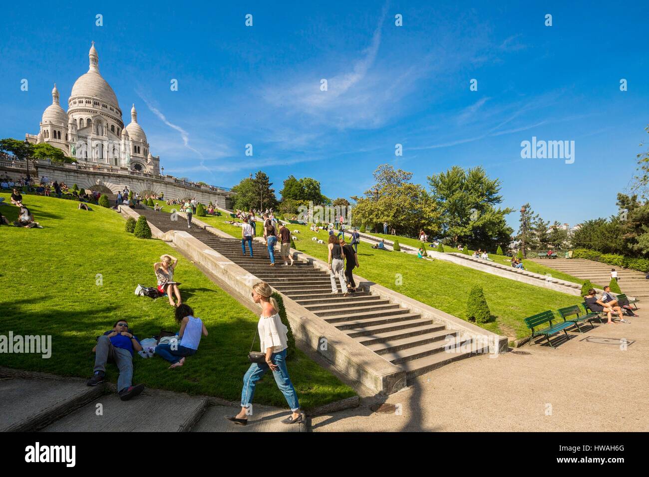 Francia, Parigi, la collina di Montmartre, la piazza Louise Michel e la basilica del Sacre Coeur Foto Stock