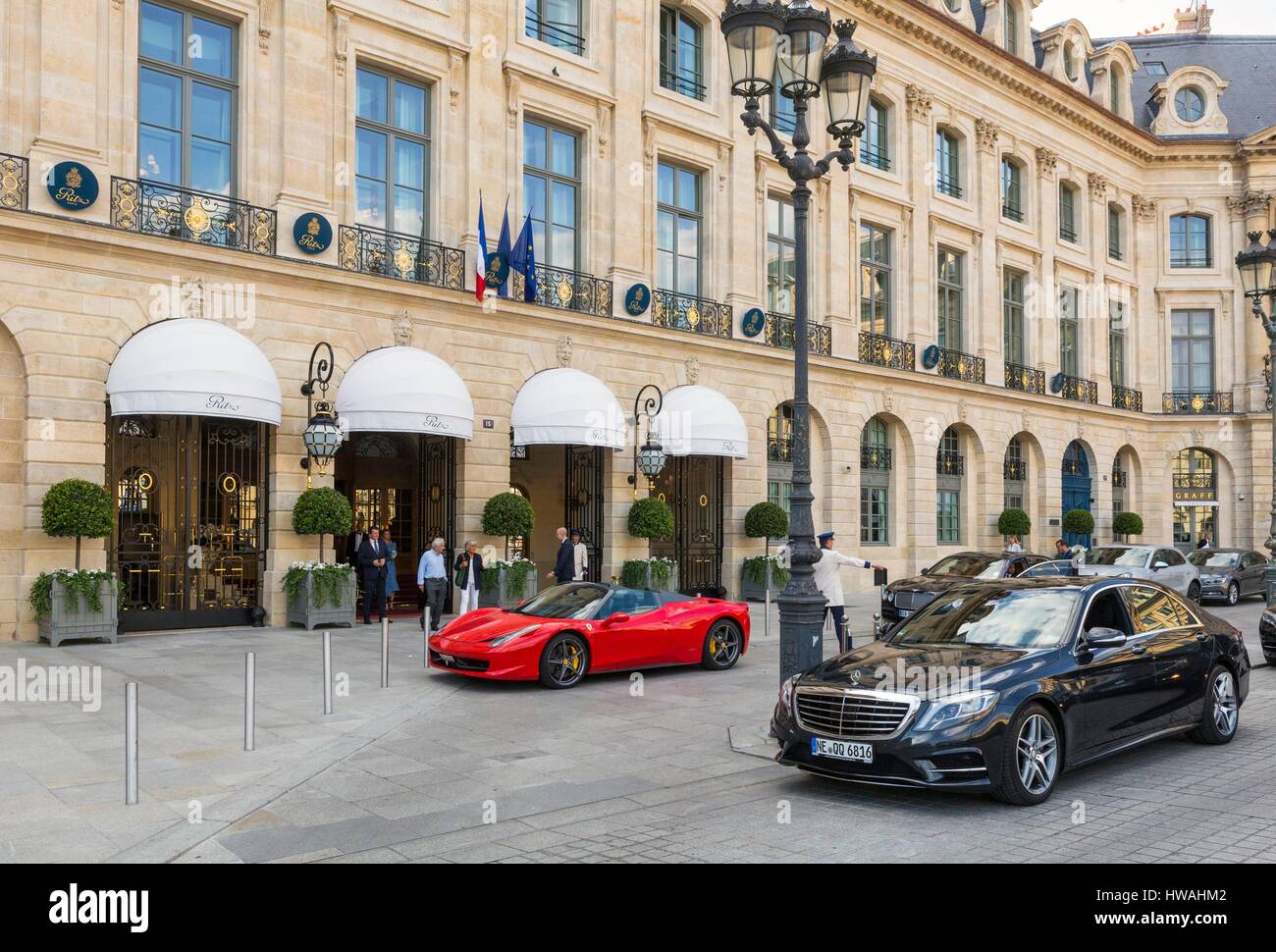 Francia, Parigi, zona elencata come patrimonio mondiale dall' UNESCO, Place Vendome, il Ritz hotel di lusso Foto Stock