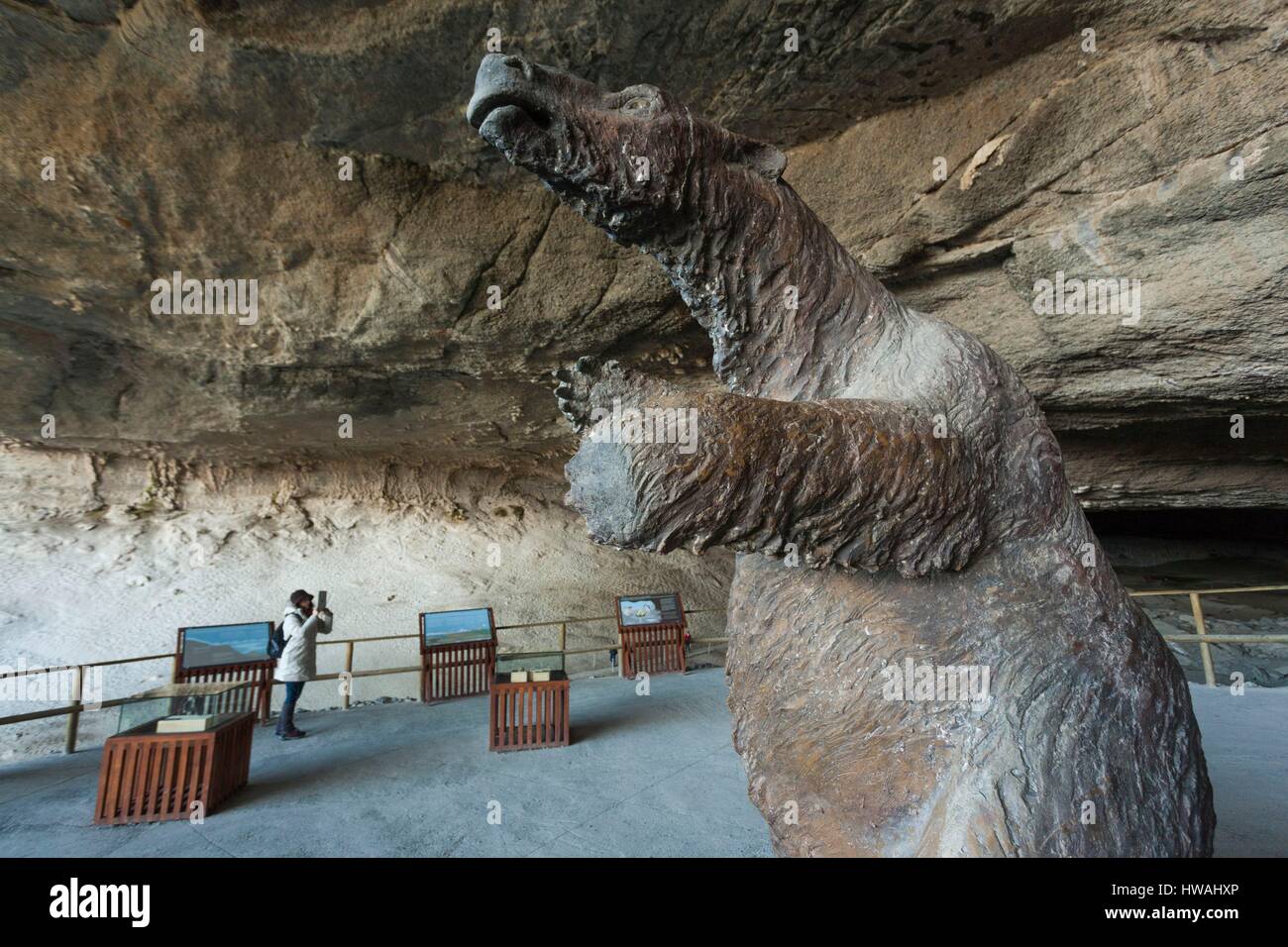 Il Cile, regione di Magallanes, Puerto Natales, Cueva de Milodon, statua di pre-massa storico bradipo, il Milodon Foto Stock