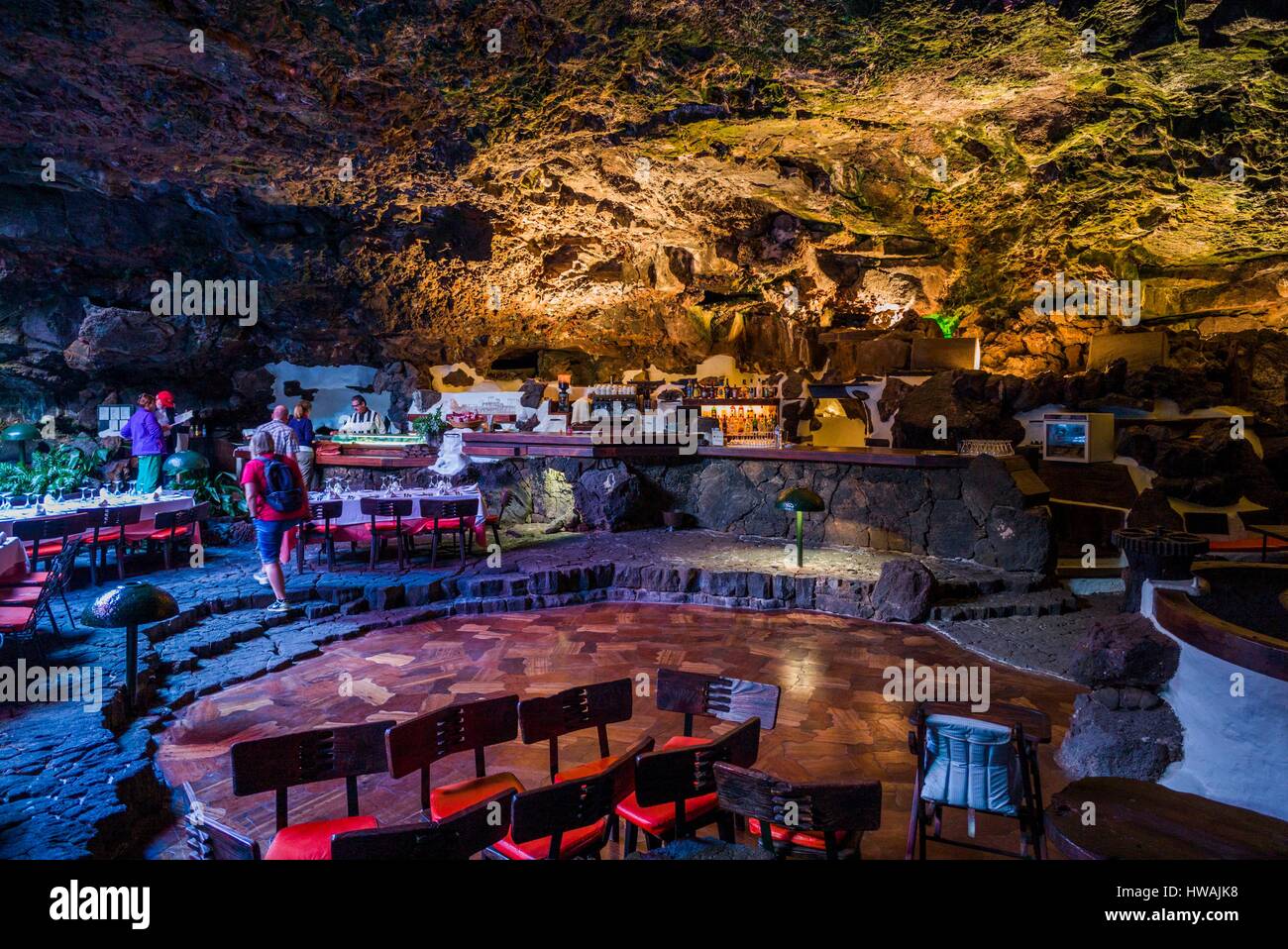 Spagna Isole Canarie Lanzarote, Jameos del Agua, complesso all'interno del vecchio tubo di lava, progettato da Cesar Manrique, metropolitana ristorante Foto Stock