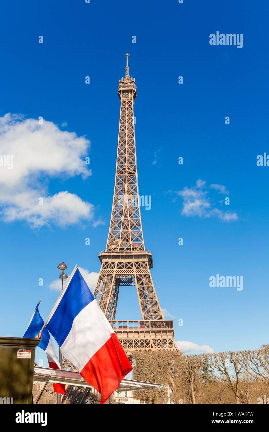 Francia, Parigi, zona elencata come patrimonio mondiale dall'UNESCO, la Torre Eiffel e la bandiera francese Foto Stock