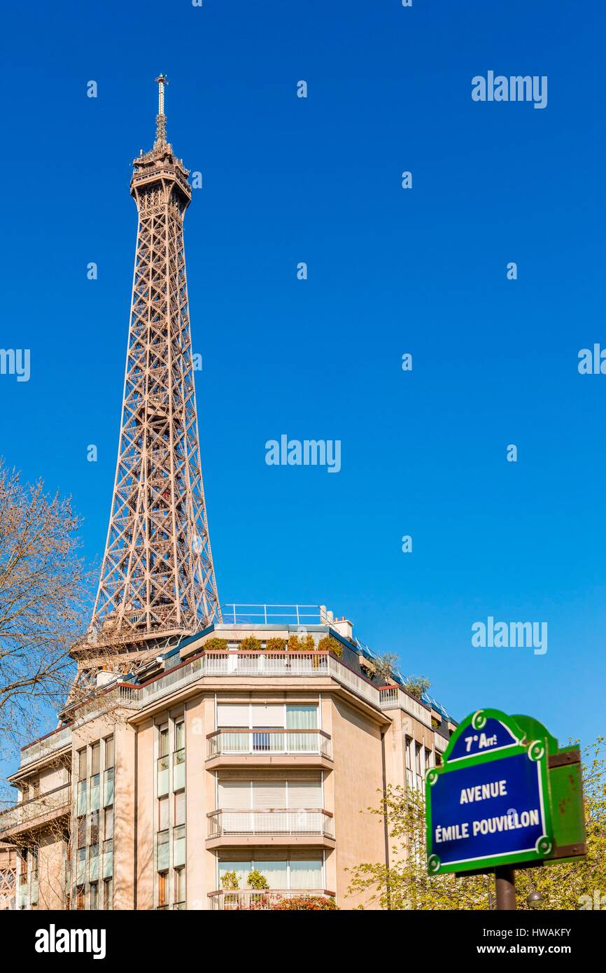 Francia, Parigi, zona elencata come patrimonio mondiale dall'UNESCO, la Torre Eiffel e un edificio su Avenue Emile Pouvillon Foto Stock