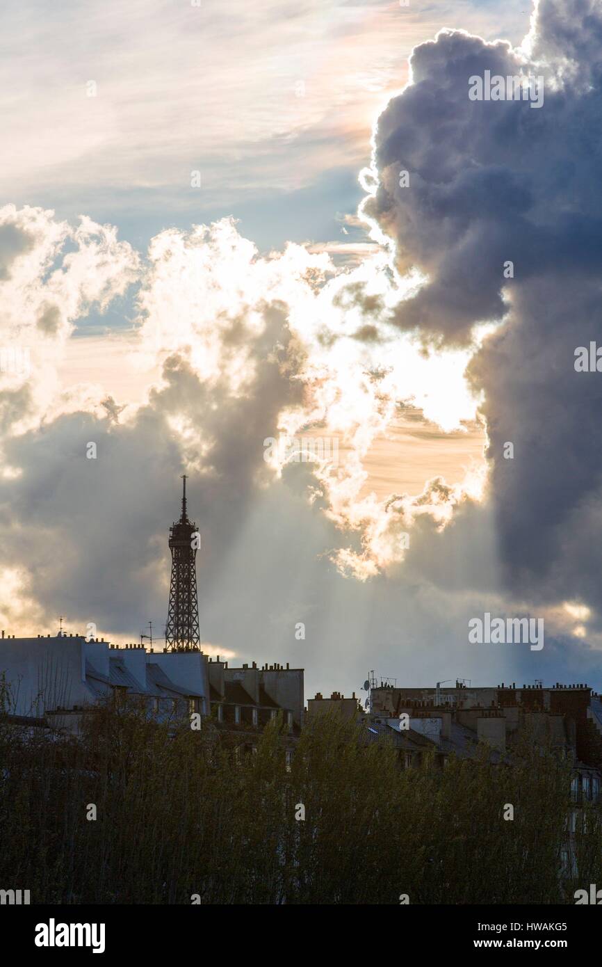 Francia, Parigi, zona elencata come patrimonio mondiale dall' UNESCO, il cielo in tempesta sulla Torre Eiffel Foto Stock