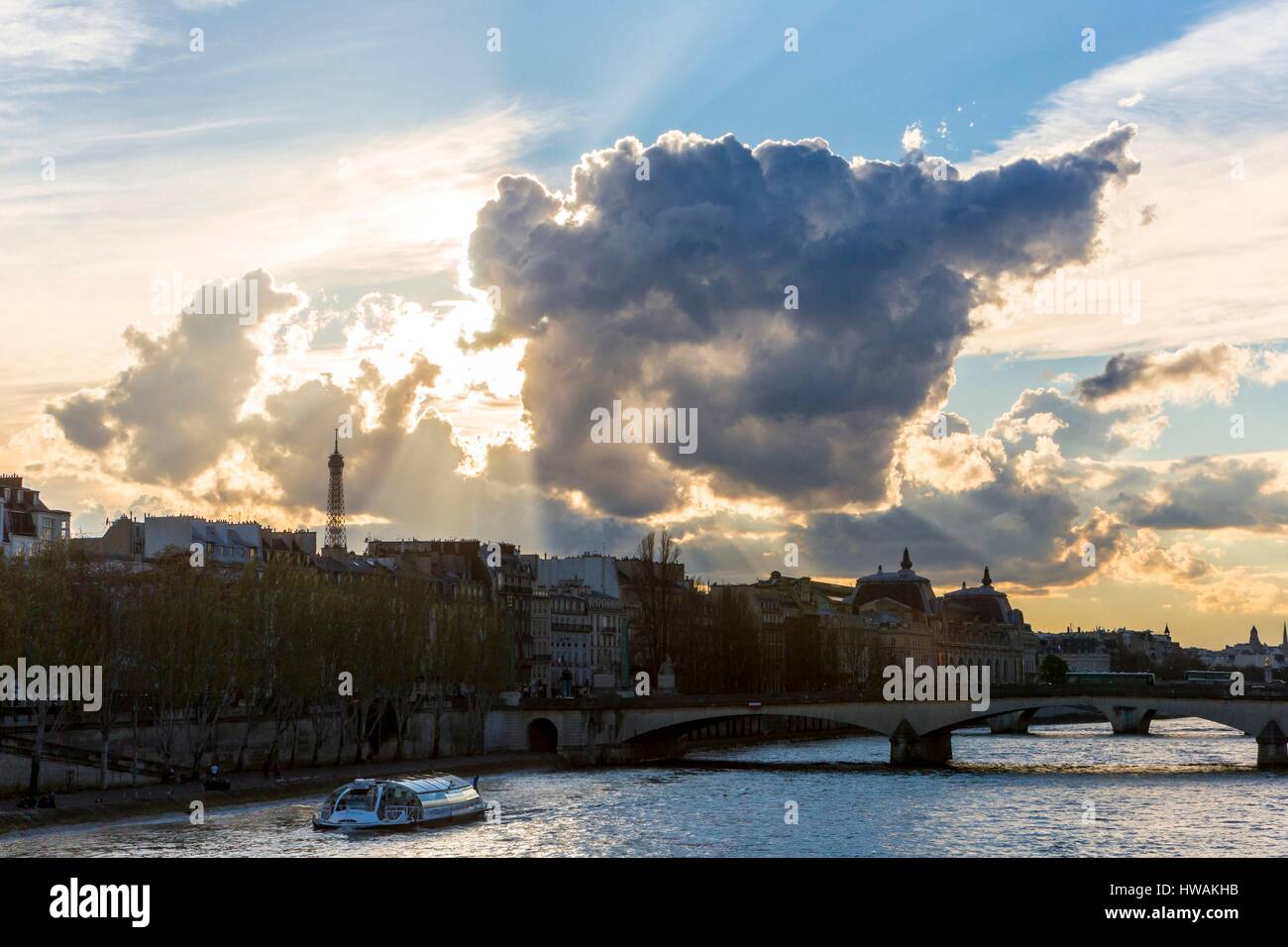 Francia, Parigi, zona elencata come patrimonio mondiale dall' UNESCO, il cielo in tempesta sulla Torre Eiffel Foto Stock