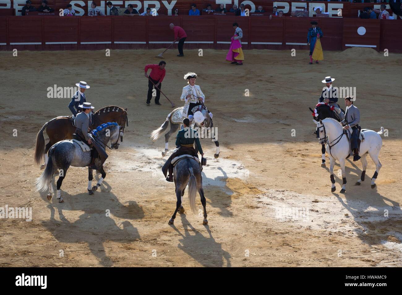 Spagna, Andalusia, Jerez de la Frontera, Jerez Bullring, cavallo la corrida a cavallo toreri sono in arena, nel maggio 2016 Foto Stock