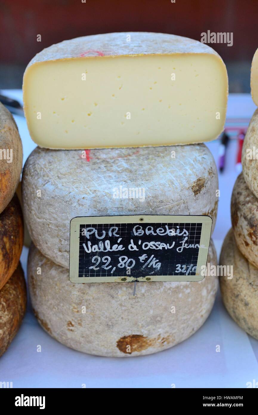 Francia, Pirenei Atlantiques, Saint Jean de Luz, mercato AOC Ossau Irraty, formaggio di capra Foto Stock