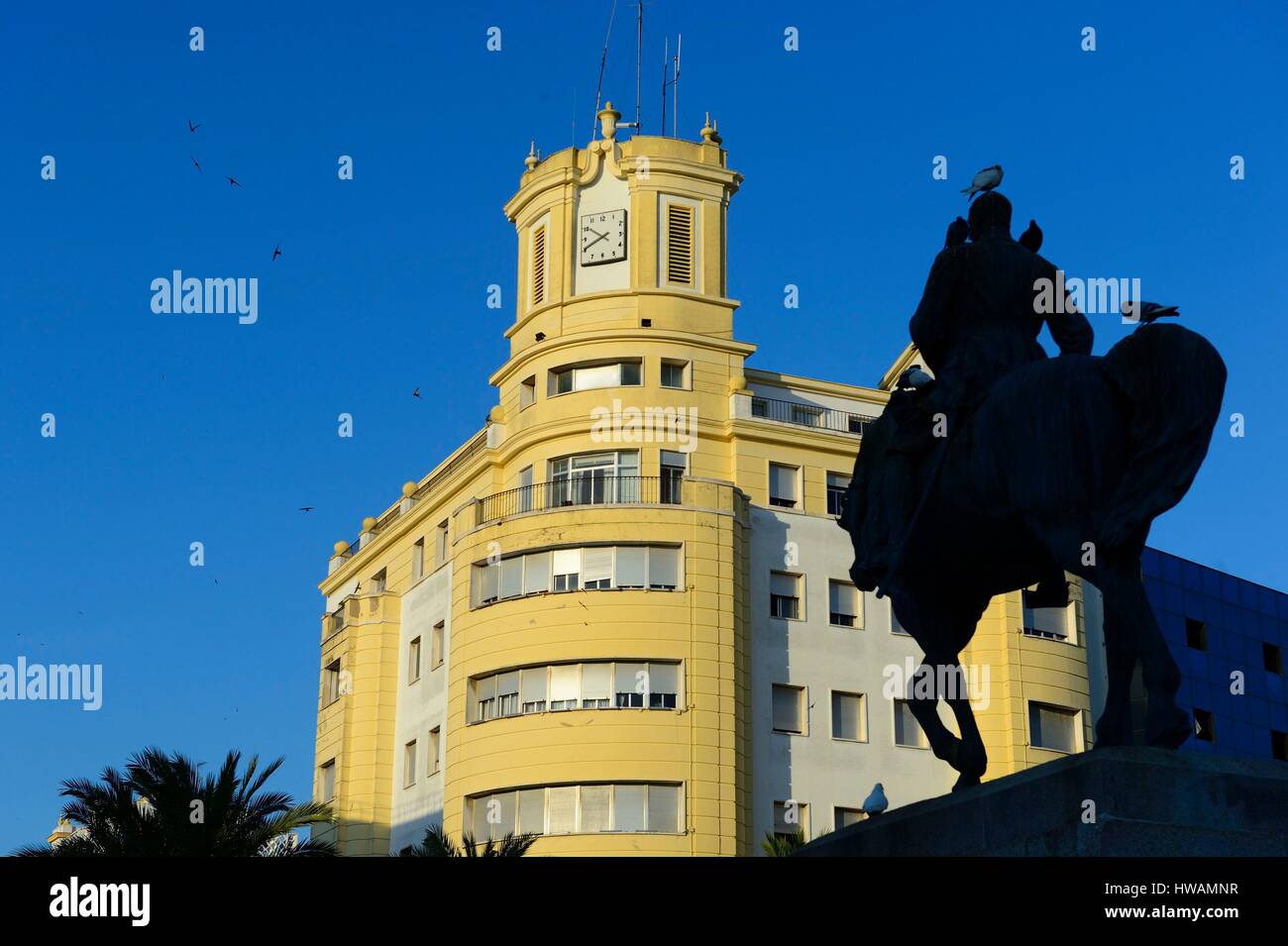 Spagna, Andalusia, Jerez de la Frontera, Feria del Caballo, Plaza Arenal, statua equestre Foto Stock