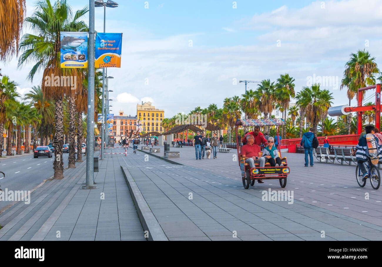 Barcelona, Spagna, Nov 3rd, 2013: il turismo in Europa, la gente corsa in rickshaw, in bicicletta e a piedi, giovani a piedi il loro cane in tempo caldo. Foto Stock