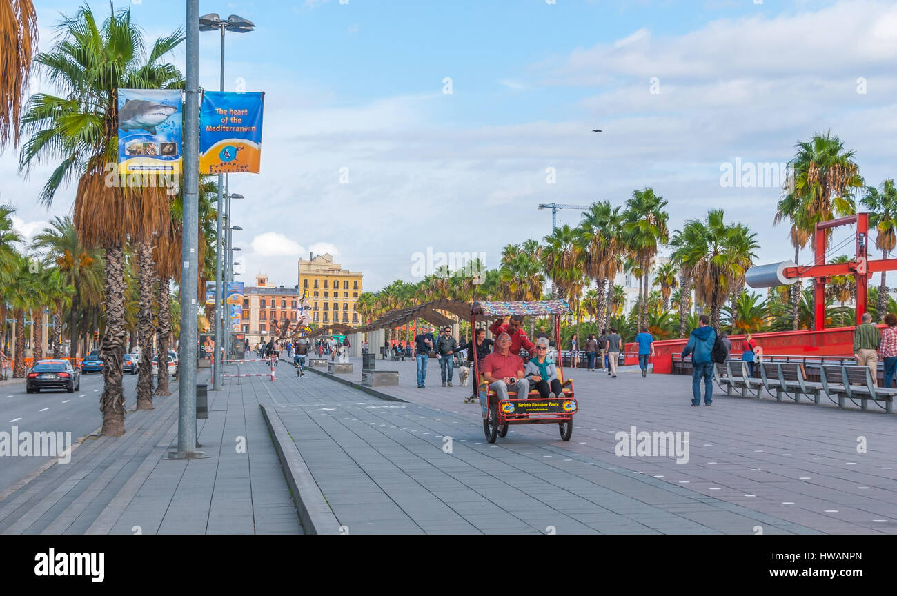 Barcelona, Spagna, Nov 3rd, 2013: il turismo in Europa, la gente corsa in rickshaw, in bicicletta e a piedi, giovani a piedi il loro cane in tempo caldo. Foto Stock