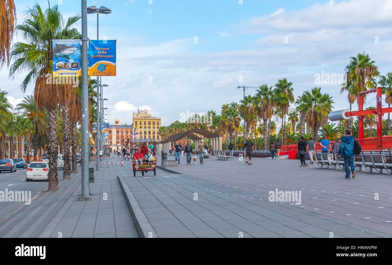 Barcelona, Spagna, Nov 3rd, 2013: il turismo in Europa, la gente corsa in rickshaw, in bicicletta e a piedi, giovani a piedi il loro cane in tempo caldo. Foto Stock