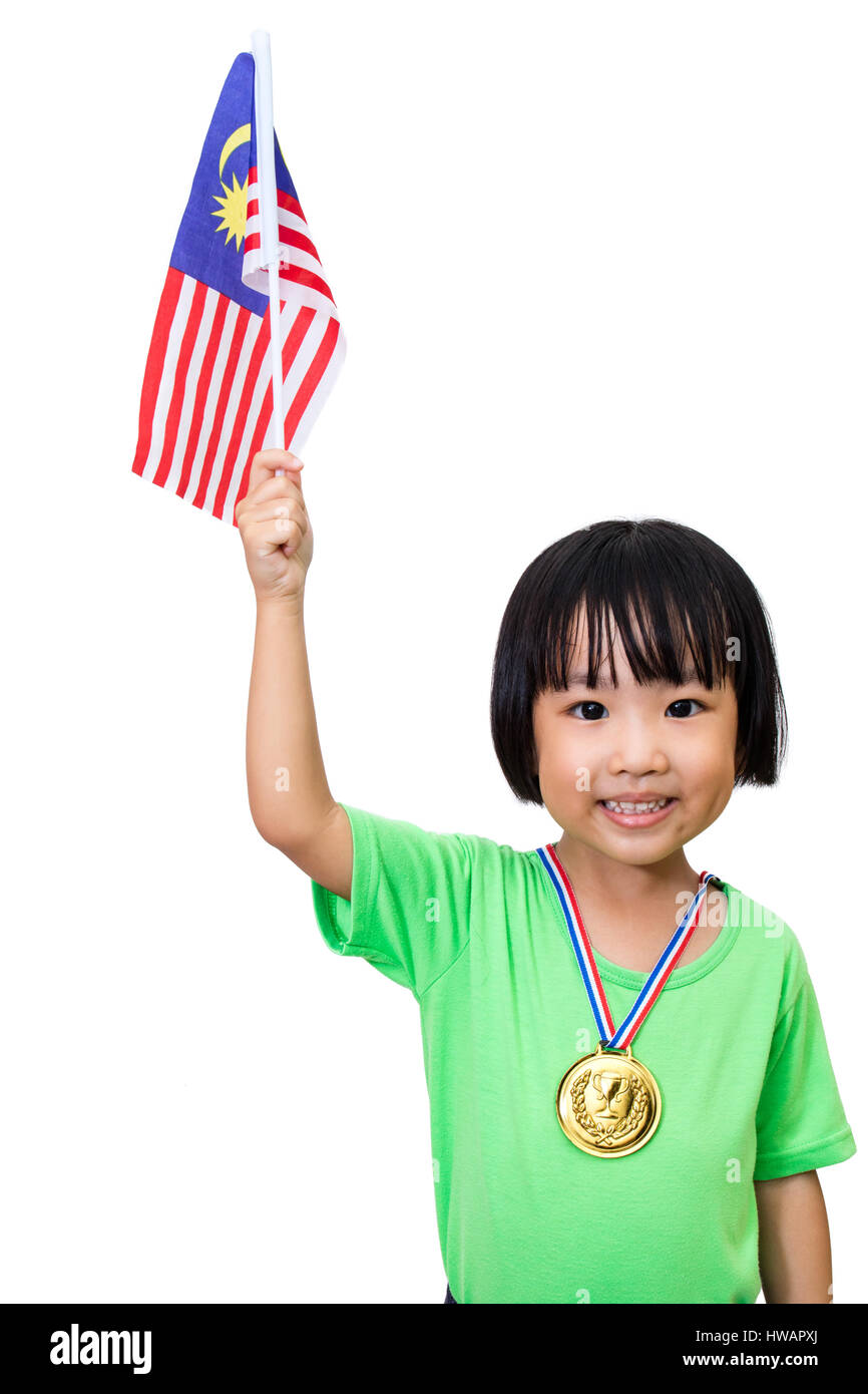 Asian Little Chinese ragazza sorride con una bandiera e la Medaglia d'oro in isolati sullo sfondo bianco. Foto Stock