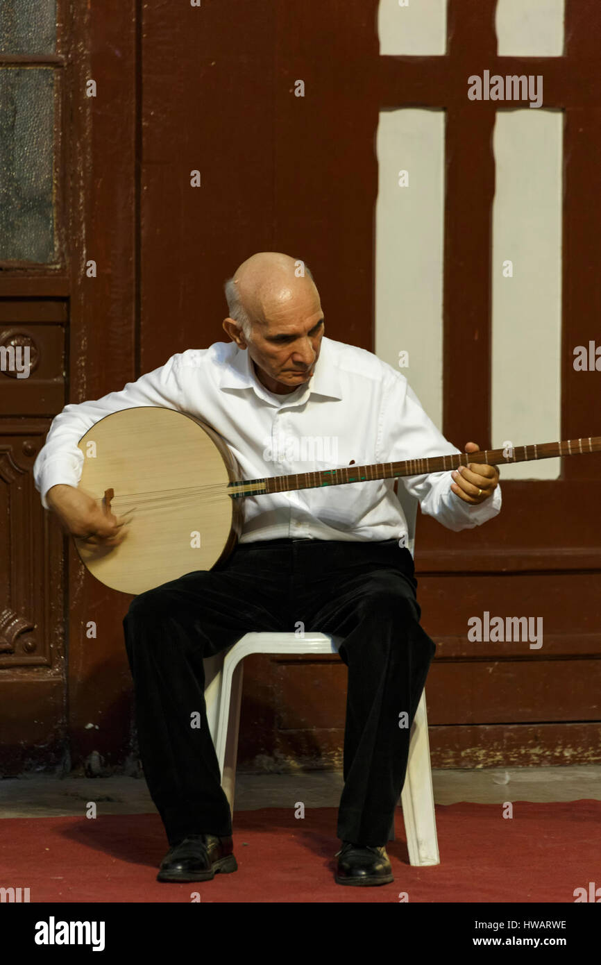 Tambur-mandolino player, dervisci rotanti cerimonia, Stazione ferroviaria Sirkeci, Istanbul, Turchia Foto Stock