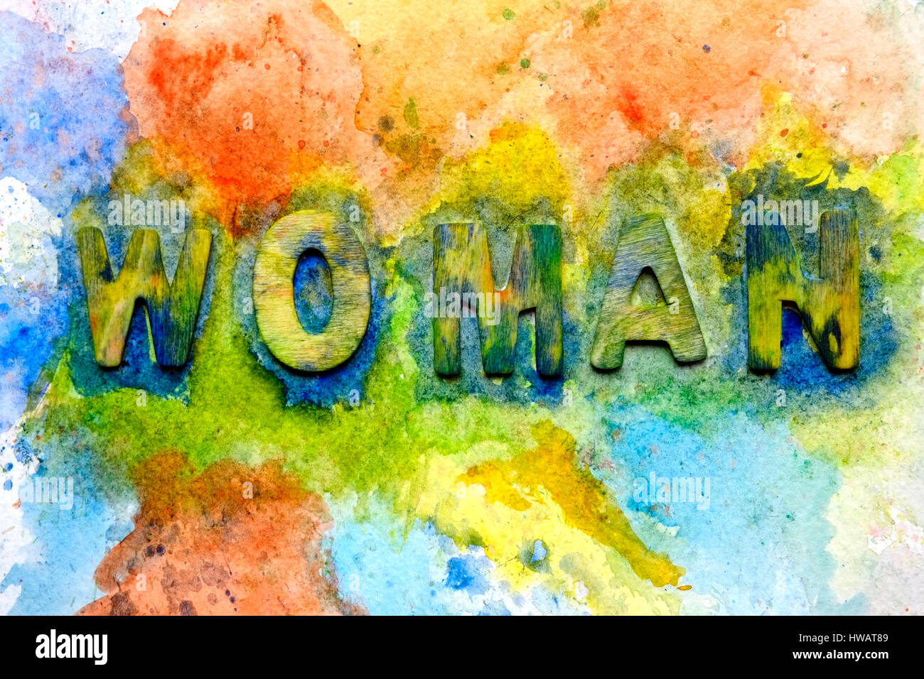Testo DONNA su sfondo vivace ad acquerello – concetto di empowerment Foto Stock