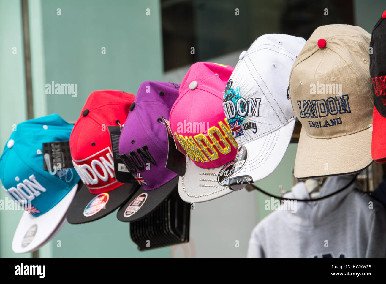 Un assortimento di variopinte Londra i cappelli da baseball Foto Stock